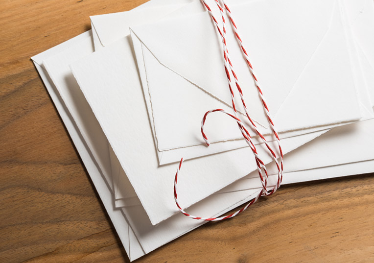 Büttenkarten und Büttencouverts mit Zierkordel als Geschenkset