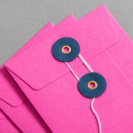 Icon 2 - Couvert DIN lang Rosa mit blauem Bindfadenverschluss 
