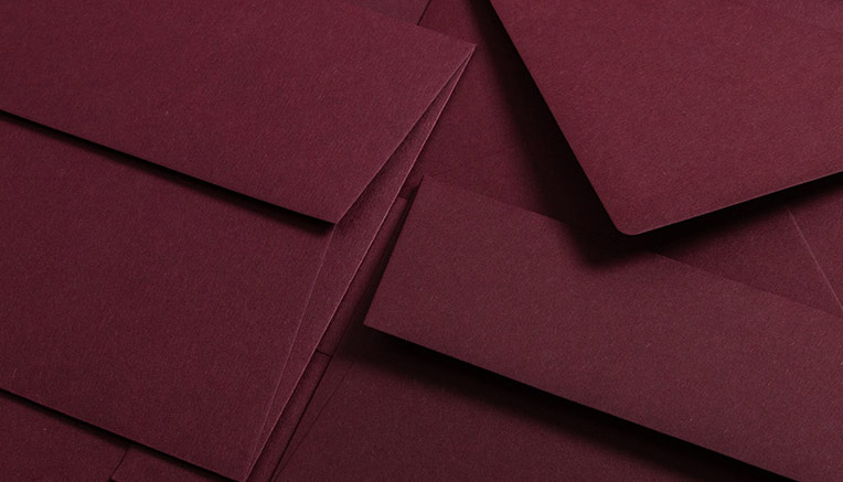 Carta e buste Colorplan nel colore Claret