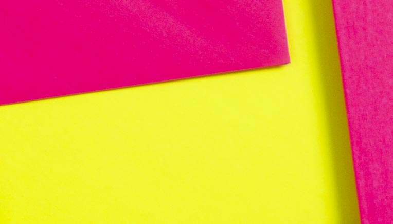 Biglietti neon nei colori fluorescenti giallo neon e rosa neon