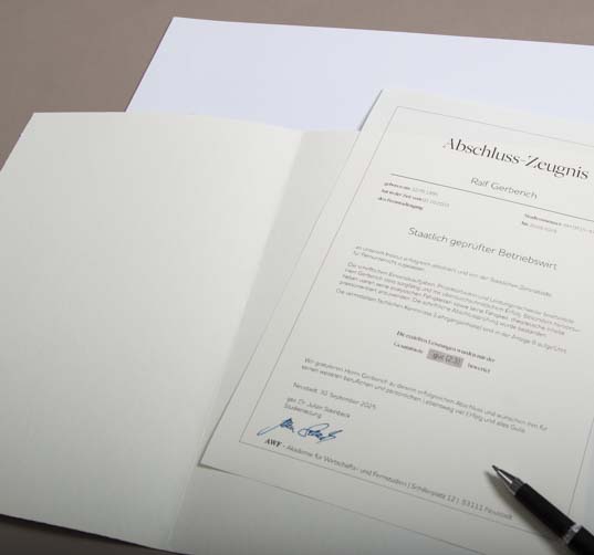 Diploma stampato su carta a mano con sfondo in lino opalino A3